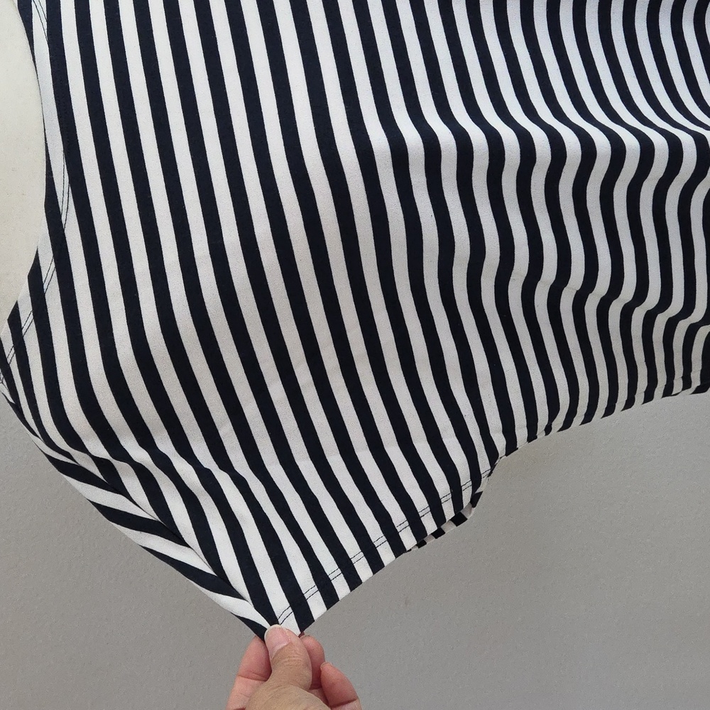 Uniqlo Black and White Striped Airism Tee - Picture 2 of 4